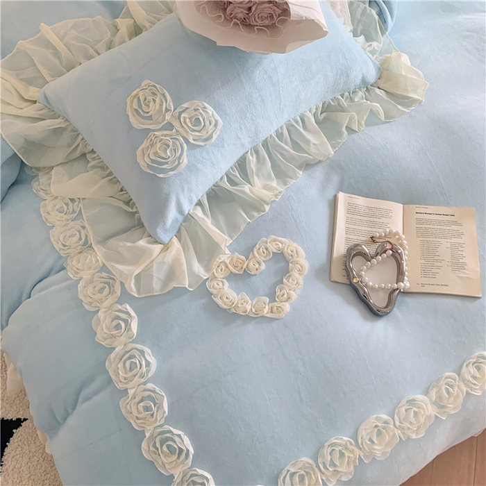 91家纺网 家纺一手货源 找家纺 富盛家纺 2024新款牛奶绒盘花刺绣四件套-玫瑰花园 玫瑰花园-蓝