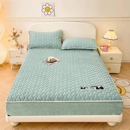 91家纺网 家纺一手货源 找家纺 （总）2024新款A类牛奶绒刺绣夹棉床笠-小熊猫