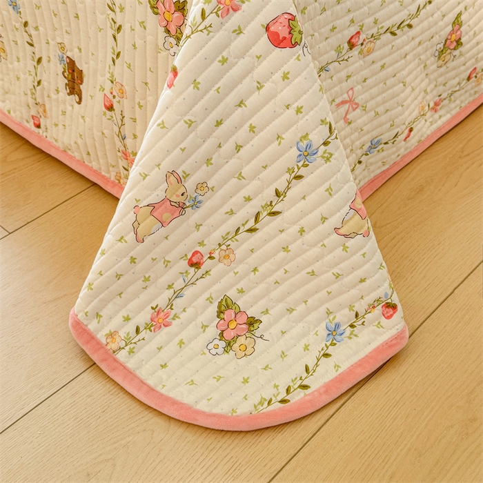 91家纺网 家纺一手货源 找家纺 2024新款全棉卡通印花宝宝绒双拼床盖床垫 兔熊宝贝