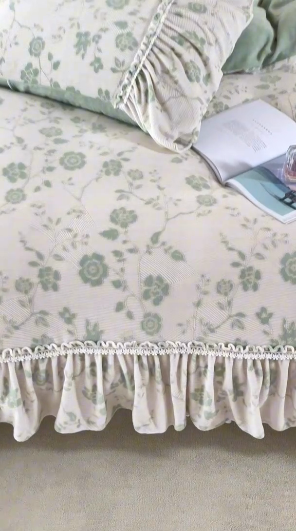 91家纺网 家纺一手货源 找家纺 胜权家纺 2024秋冬新款5D雕花着色牛奶绒法式奶油风夹棉床裙四件套 新绿
