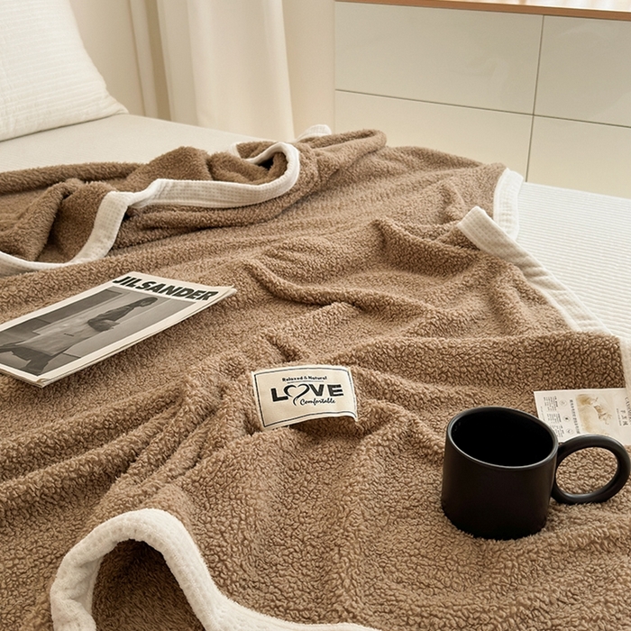 91家纺网 家纺一手货源 找家纺 沐棉 2024新款牛奶绒菠萝格包边羊羔绒泰迪绒毛毯-静物图 简约咖