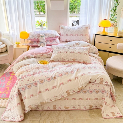 91家纺网 家纺一手货源 找家纺 美达家纺 2025新款A类全棉夹棉洛丽塔系列双面全棉榻榻米床盖四件套 缦尼熊