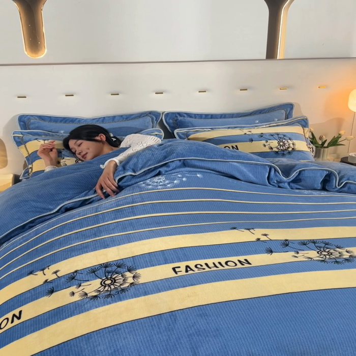 91家纺网 家纺一手货源 找家纺 晚静家纺 2024新款8.5斤牛奶绒金貂法莱绒床裙款保暖绒四件套 蓝色蒲公英