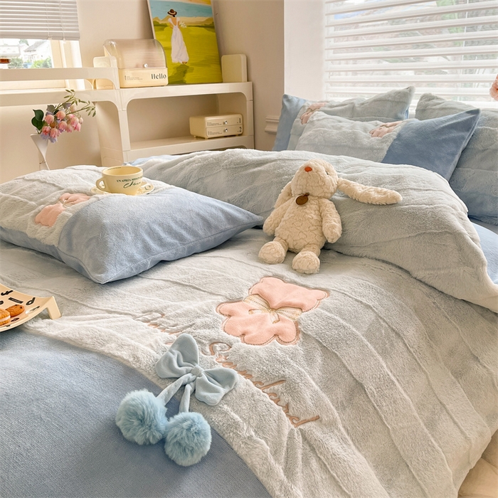 91家纺网 家纺一手货源 找家纺 绒棉世家 2025新款A类獭兔毛高端兔兔绒工艺款四件套-小熊系列 蝴蝶小熊-蓝