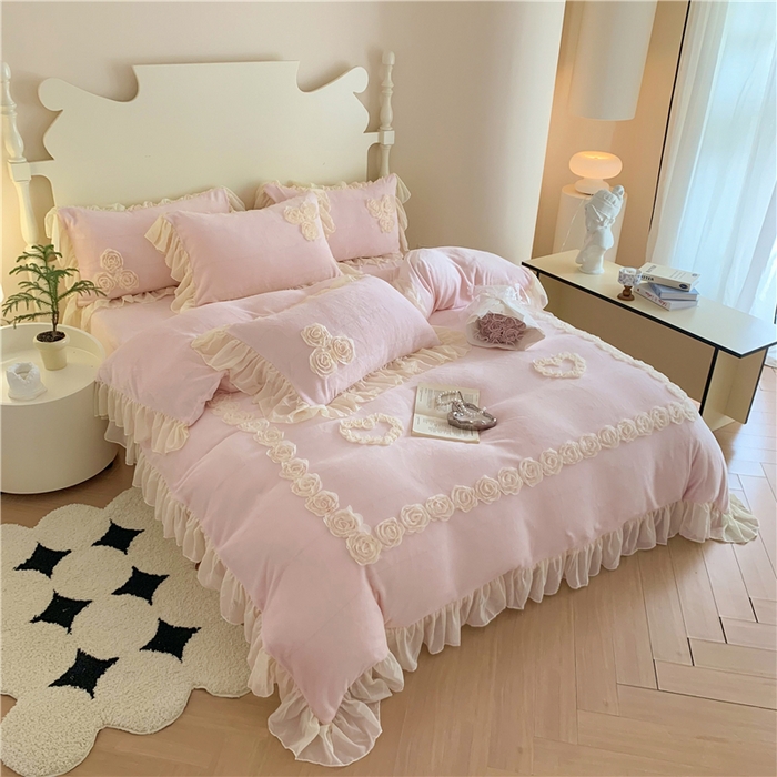 91家纺网 家纺一手货源 找家纺 富盛家纺 2024新款牛奶绒盘花刺绣四件套-玫瑰花园 玫瑰花园-粉