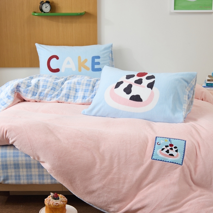 91家纺网 家纺一手货源 找家纺 呗旺鹿 2024新款加厚保暖设计师款高克重牛奶绒贴标款四件套【原创】 贴标款-有樱一点甜