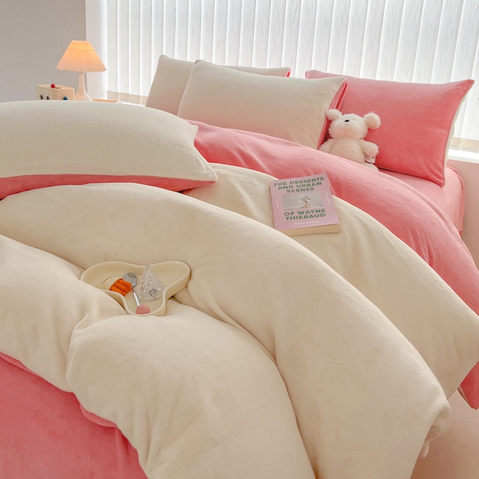 91家纺网 家纺一手货源 找家纺 言熙居 2024新款纯色双拼30克8一9斤牛奶绒四件套 奶白拼浅粉