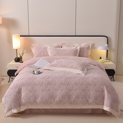 91家纺网 家纺一手货源 找家纺 迪梦姿家纺 2025新款立体雕花牛奶绒宽边四件套 时尚旋律-豆沙