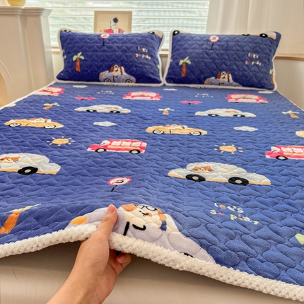 91家纺网 家纺一手货源 找家纺 孩子王 2024新款印花牛奶绒薄款床垫加厚绒保暖床护垫床笠 床单款-小汽车蓝