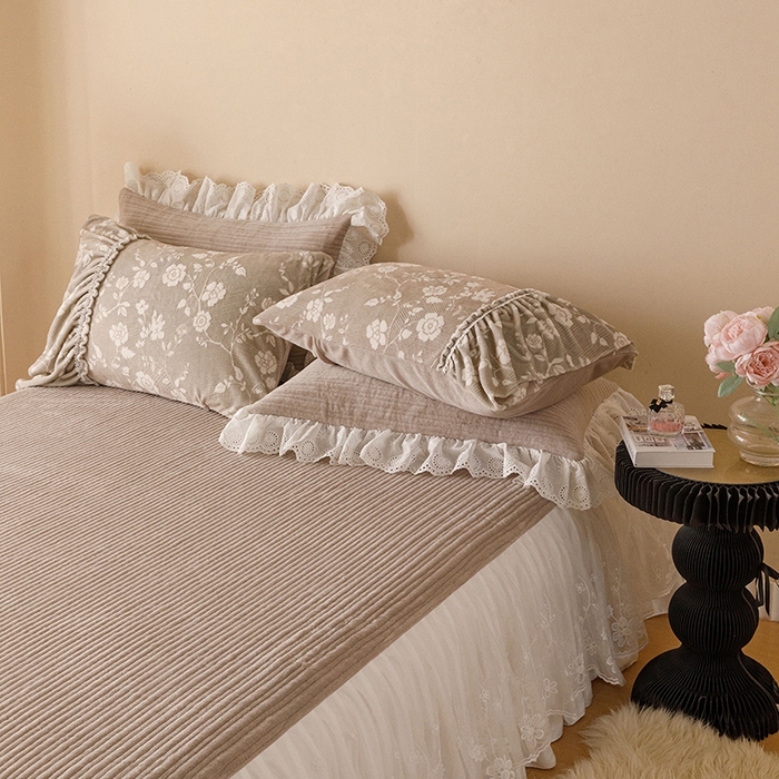 91家纺网 家纺一手货源 找家纺 （总）胜权家纺 2024秋冬新款5D雕花着色牛奶绒法式奶油风夹棉单床裙