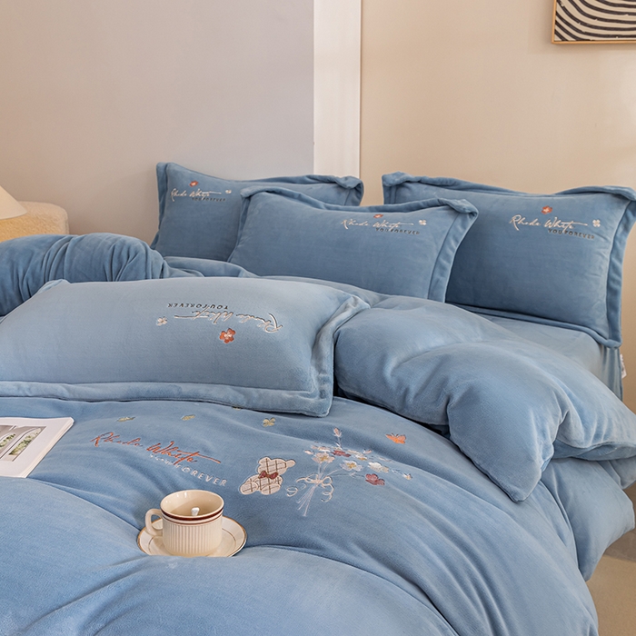 91家纺网 家纺一手货源 找家纺 绒博士 2024新款220克牛奶绒秋冬保暖四件套-花颜小熊 花颜小熊-宾利蓝