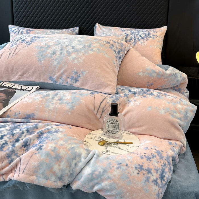 91家纺网 家纺一手货源 找家纺 晚安 2024新款小清新印花牛奶绒大版花牛奶绒四件套 薰衣草