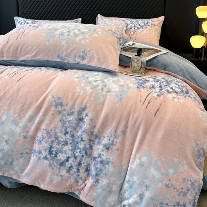 91家纺网 家纺一手货源 找家纺 晚安 2024新款小清新印花牛奶绒大版花牛奶绒四件套 薰衣草