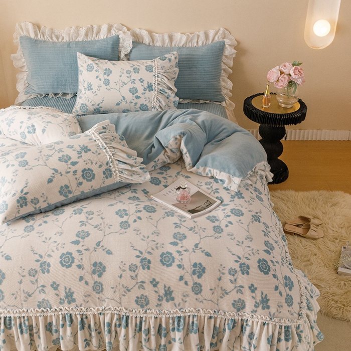 91家纺网 家纺一手货源 找家纺 胜权家纺 2024秋冬新款5D雕花着色牛奶绒法式奶油风夹棉床裙四件套 雾蓝