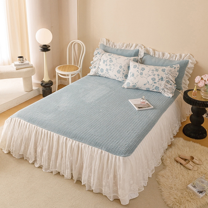 91家纺网 家纺一手货源 找家纺 胜权家纺 2024秋冬新款5D雕花着色牛奶绒法式奶油风夹棉单床裙 雾蓝