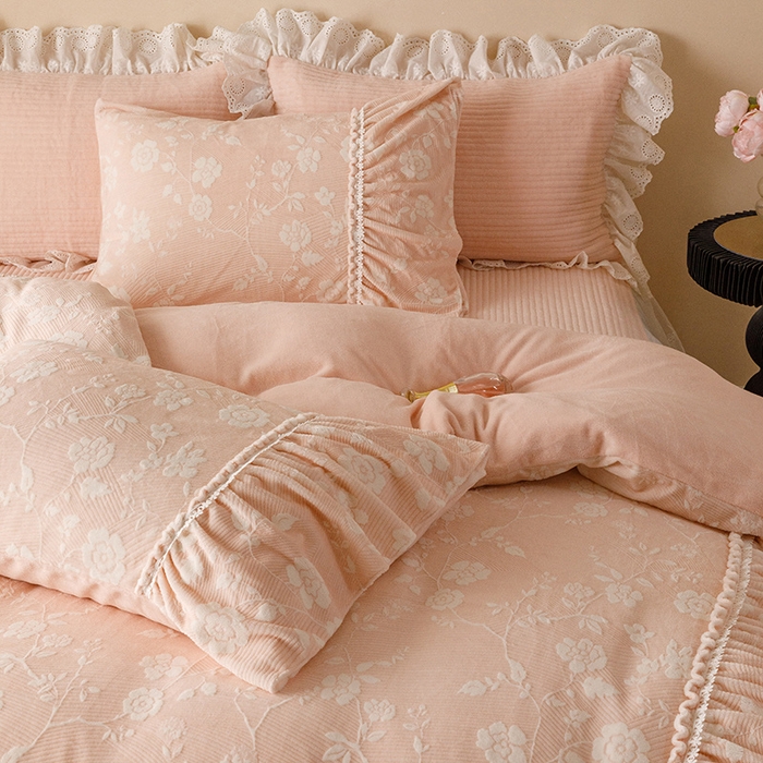 91家纺网 家纺一手货源 找家纺 胜权家纺 2024秋冬新款5D雕花着色牛奶绒法式奶油风夹棉床裙四件套 蜜粉