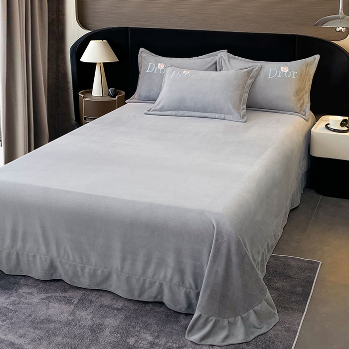 91家纺网 家纺一手货源 找家纺 蕾诺家纺 2024新款牛奶绒刺绣纯色亲肤保暖四件套 高级灰