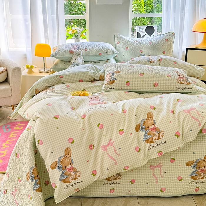 91家纺网 家纺一手货源 找家纺 美达家纺 2025新款A类全棉夹棉洛丽塔系列双面全棉榻榻米床盖四件套 瑞贝特