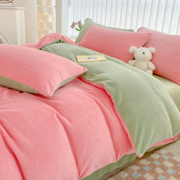 91家纺网 家纺一手货源 找家纺 言熙居 2024新款纯色双拼30克8一9斤牛奶绒四件套 浅粉拼果绿