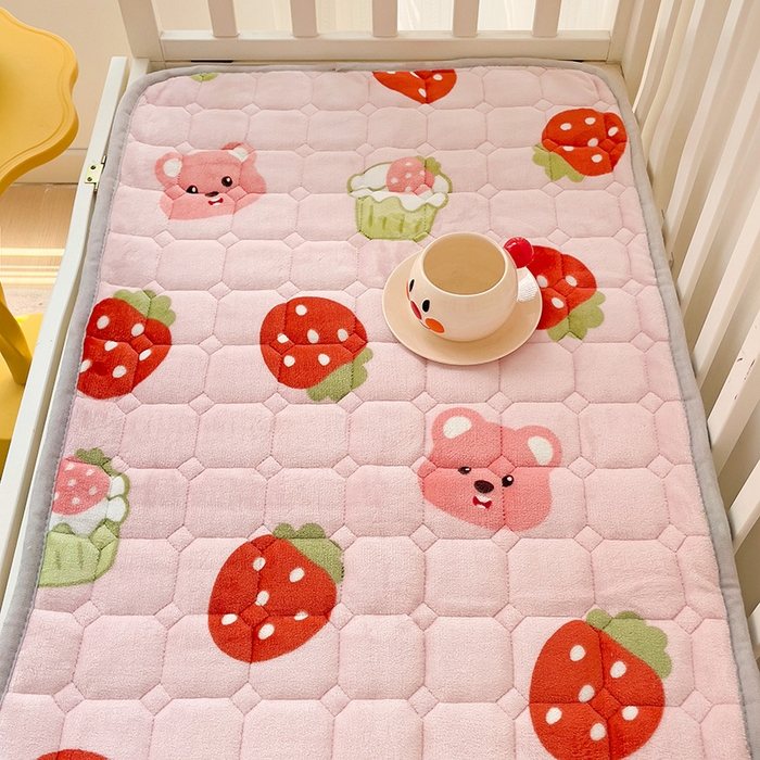 91家纺网 家纺一手货源 找家纺 富馨莱 2024新款牛奶绒幼儿园床垫加厚5D透气 草莓粉