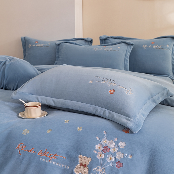 91家纺网 家纺一手货源 找家纺 绒博士 2024新款220克牛奶绒秋冬保暖四件套-花颜小熊 花颜小熊-宾利蓝