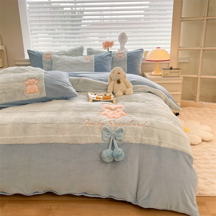 91家纺网 家纺一手货源 找家纺 绒棉世家 2025新款A类獭兔毛高端兔兔绒工艺款四件套-小熊系列 蝴蝶小熊-蓝