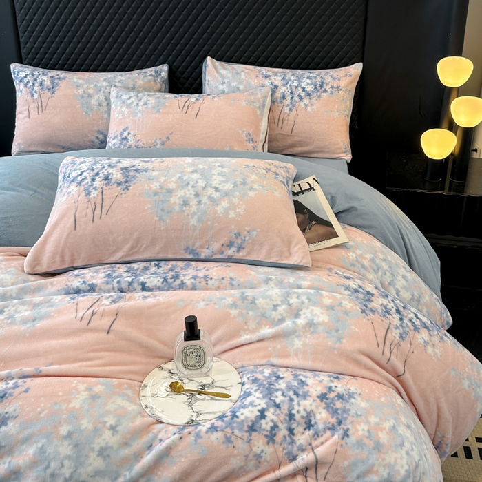 91家纺网 家纺一手货源 找家纺 晚安 2024新款小清新印花牛奶绒大版花牛奶绒四件套 薰衣草