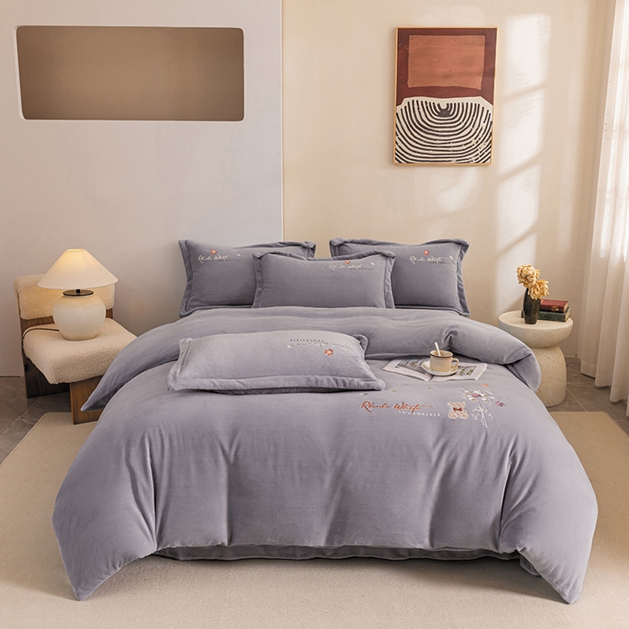 91家纺网 家纺一手货源 找家纺 绒博士 2024新款220克牛奶绒秋冬保暖四件套-花颜小熊 花颜小熊-灰色