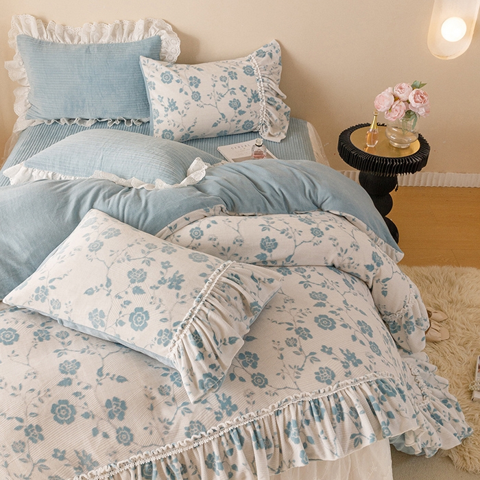 91家纺网 家纺一手货源 找家纺 胜权家纺 2024秋冬新款5D雕花着色牛奶绒法式奶油风夹棉床裙四件套 雾蓝