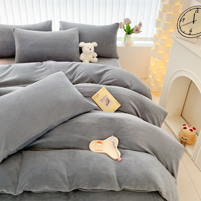 91家纺网 家纺一手货源 找家纺 言熙居 2024新款纯色双拼30克8一9斤牛奶绒四件套 浅灰