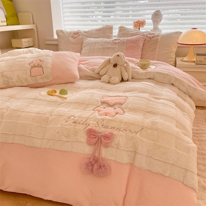 91家纺网 家纺一手货源 找家纺 绒棉世家 2025新款A类獭兔毛高端兔兔绒工艺款四件套-小熊系列 蝴蝶小熊-粉