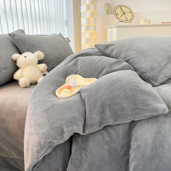 91家纺网 家纺一手货源 找家纺 言熙居 2024新款纯色双拼30克8一9斤牛奶绒四件套 浅灰