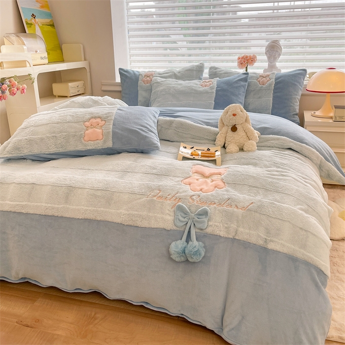 91家纺网 家纺一手货源 找家纺 绒棉世家 2025新款A类獭兔毛高端兔兔绒工艺款四件套-小熊系列 蝴蝶小熊-蓝