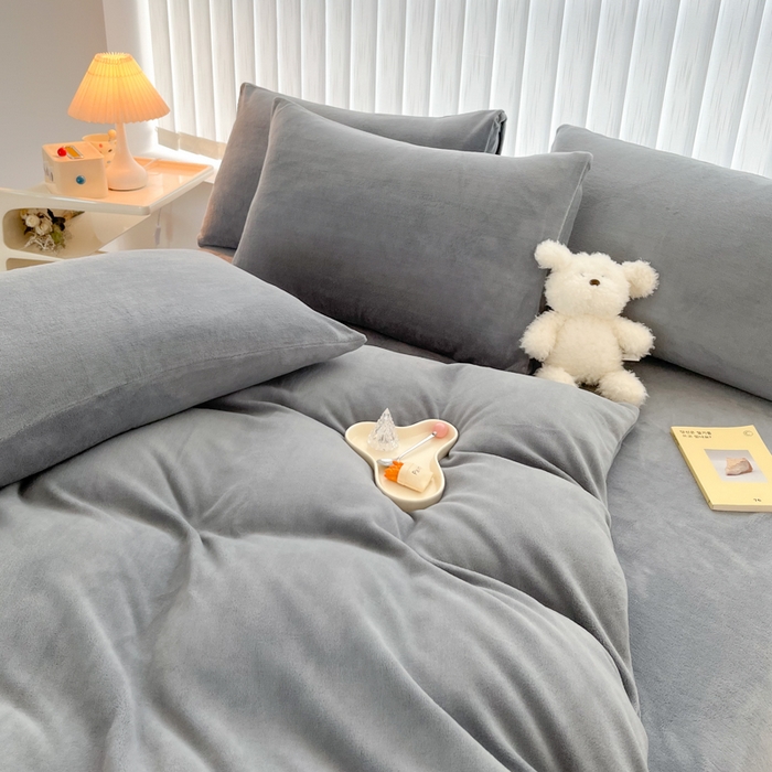 91家纺网 家纺一手货源 找家纺 言熙居 2024新款纯色双拼30克8一9斤牛奶绒四件套 浅灰