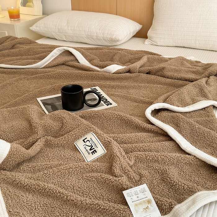 91家纺网 家纺一手货源 找家纺 沐棉 2024新款牛奶绒菠萝格包边羊羔绒泰迪绒毛毯-静物图 简约咖