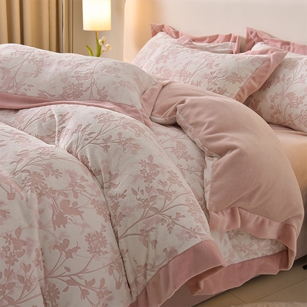 91家纺网 家纺一手货源 找家纺 （总）迪梦姿家纺 2025新款立体雕花牛奶绒宽边四件套