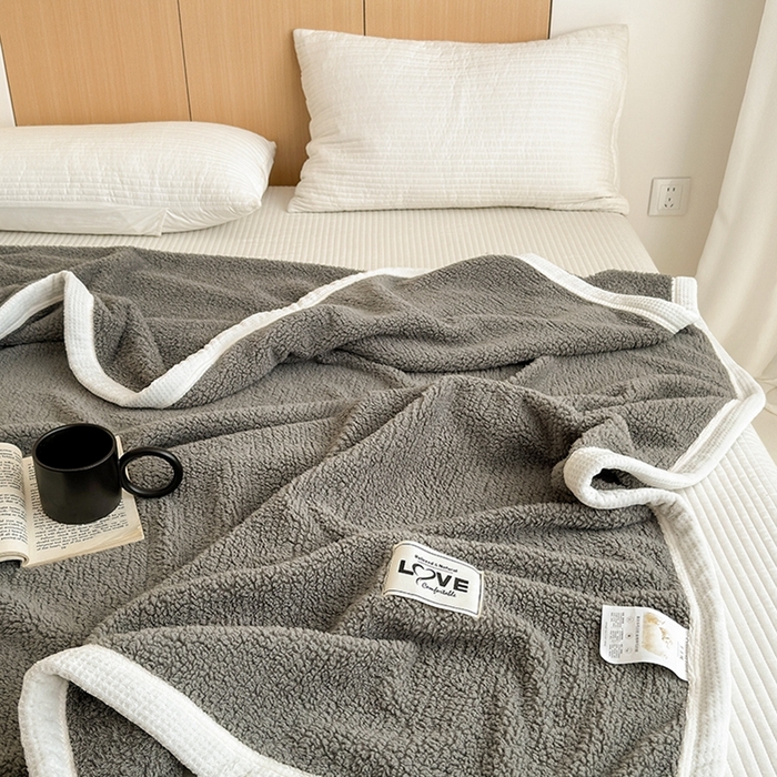 91家纺网 家纺一手货源 找家纺 沐棉 2024新款牛奶绒菠萝格包边羊羔绒泰迪绒毛毯-静物图 绅士灰