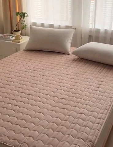 91家纺网 家纺一手货源 找家纺 2024新款40支全棉夹棉床垫 浅粉