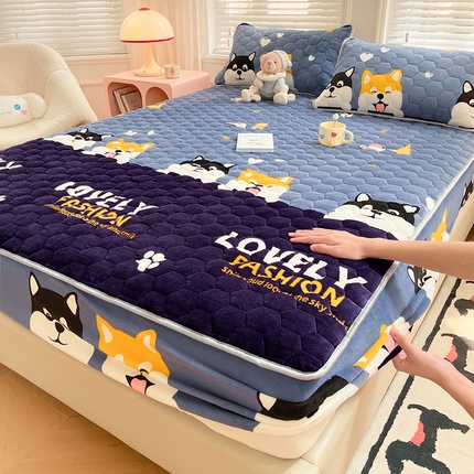 91家纺网 家纺一手货源 找家纺 （总）圣比熊 2025新款牛奶绒夹棉床笠三件套床罩床单床盖护垫套