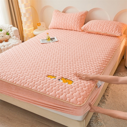 91家纺网 家纺一手货源 找家纺 （总）2024新款A类牛奶绒刺绣夹棉床笠-小柯基