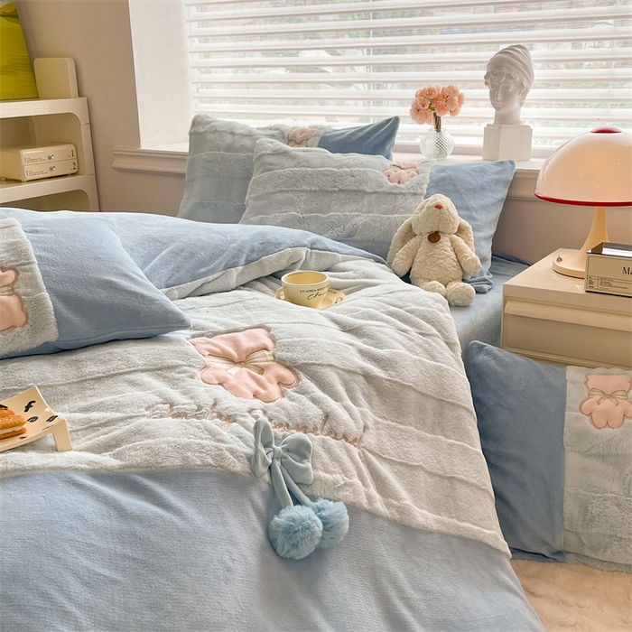 91家纺网 家纺一手货源 找家纺 绒棉世家 2025新款A类獭兔毛高端兔兔绒工艺款四件套-小熊系列 蝴蝶小熊-蓝