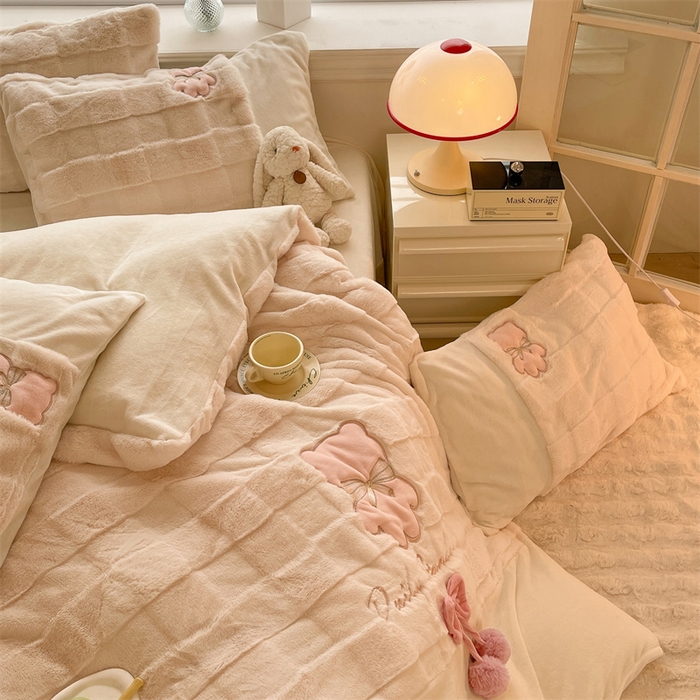 91家纺网 家纺一手货源 找家纺 绒棉世家 2025新款A类獭兔毛高端兔兔绒工艺款四件套-小熊系列 蝴蝶小熊-玉色