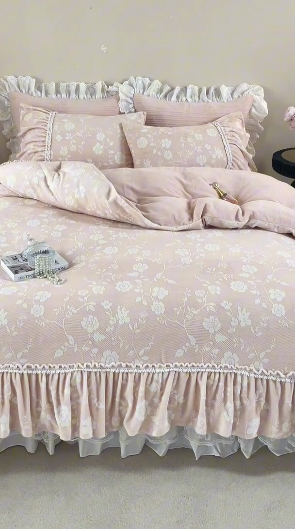 91家纺网 家纺一手货源 找家纺 胜权家纺 2024秋冬新款5D雕花着色牛奶绒法式奶油风夹棉床裙四件套 蜜粉