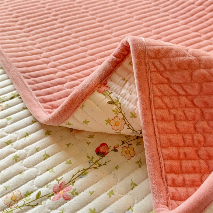 91家纺网 家纺一手货源 找家纺 2024新款全棉卡通印花宝宝绒双拼床盖床垫 兔熊宝贝