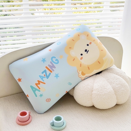 91家纺网 家纺一手货源 找家纺 悦织湾家纺 2025新款A类卡通凉感亲肤单品枕套直边款 惊喜小狮子