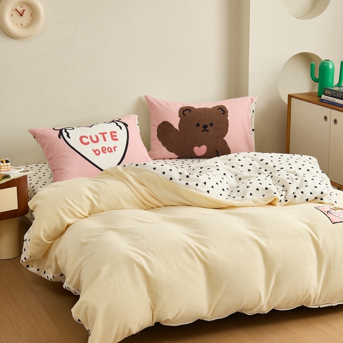 91家纺网 家纺一手货源 找家纺 呗旺鹿 2024新款加厚保暖设计师款高克重牛奶绒贴标款四件套【原创】 贴标款-爱心芝士熊