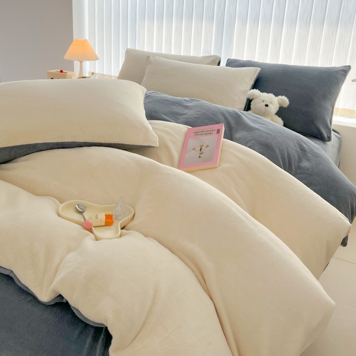 91家纺网 家纺一手货源 找家纺 言熙居 2024新款纯色双拼30克8一9斤牛奶绒四件套 奶白拼浅灰