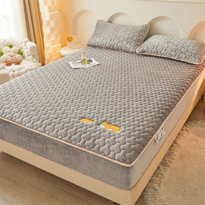 91家纺网 家纺一手货源 找家纺 2024新款A类牛奶绒刺绣夹棉床笠-小柯基 小柯基-星辰灰