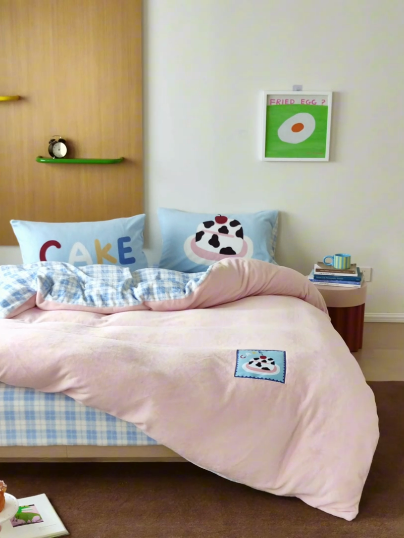 91家纺网 家纺一手货源 找家纺 呗旺鹿 2024新款加厚保暖设计师款高克重牛奶绒贴标款四件套【原创】 贴标款-有樱一点甜