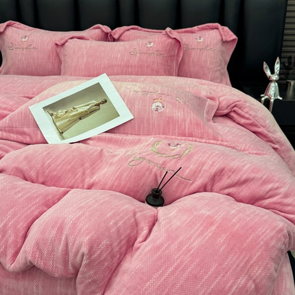 91家纺网 家纺一手货源 找家纺 （总）棠薇家纺 2025新款全消光牛奶绒肌理纹加厚四件套-刺绣玫瑰